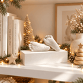 Bild in Galerie-Betrachter laden, Handgegossener Gipssockel für 3D-Babyhand- und Fußabdrücke, weihnachtlich dekoriert mit Lichterketten und kleinem Tannenbaum im Hintergrund. Eine zeitlose Geschenkidee zu Weihnachten. Atelier Body-pArts
