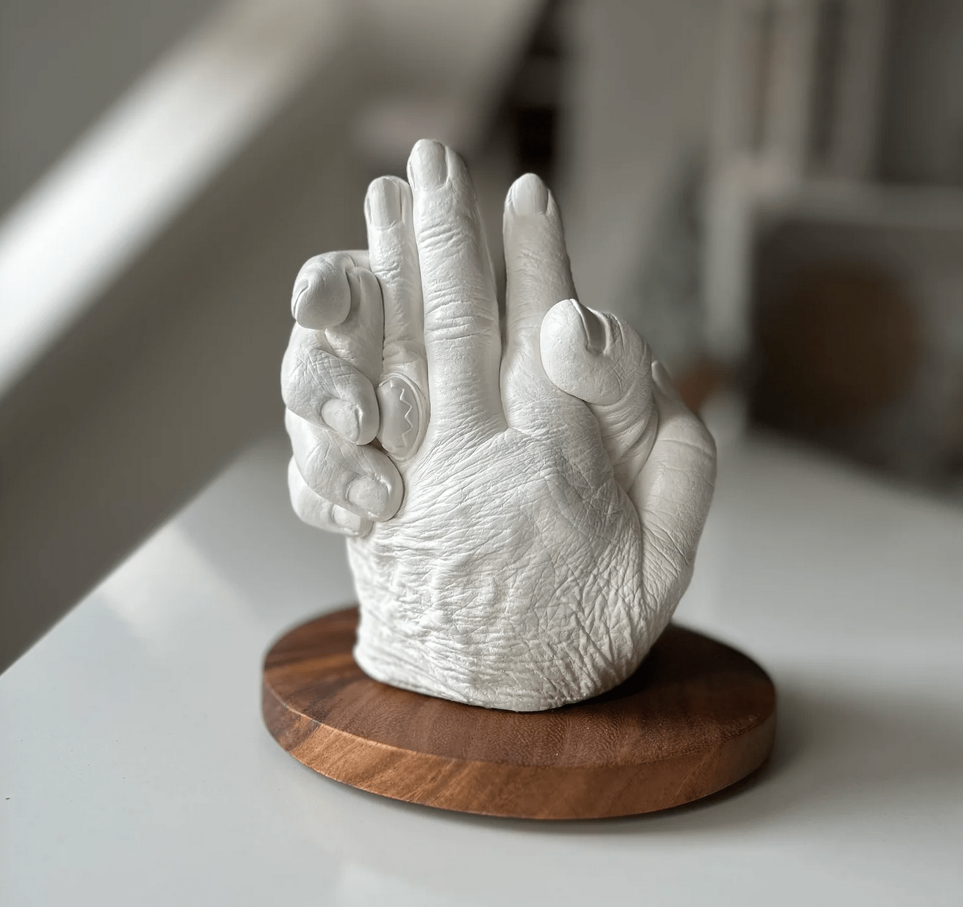 3D Händeabdruck von Oma & Enkeltochter für immer Hand in Hand, professionell abgeformt, veredelt, lackiert und auf einem eleganten Holzsockel platziert - Atelier Body - pArts
