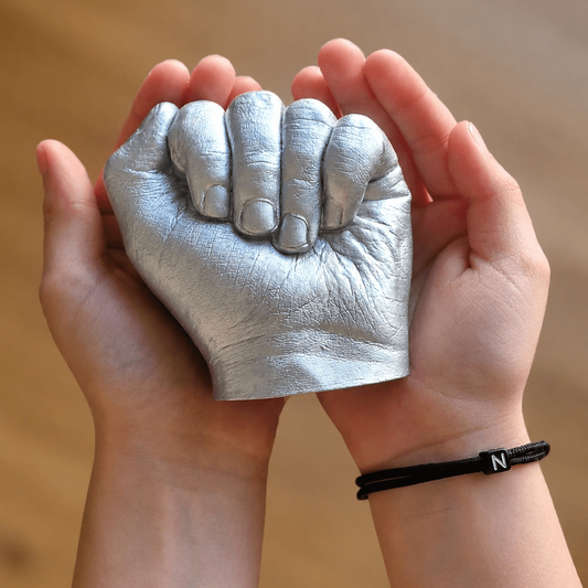 Professionell abgeformter 3D Handabdruck eines Jungen mit Alginat, in silber lackiert. Andenken an die Kindheit- Atelier Body - pArts