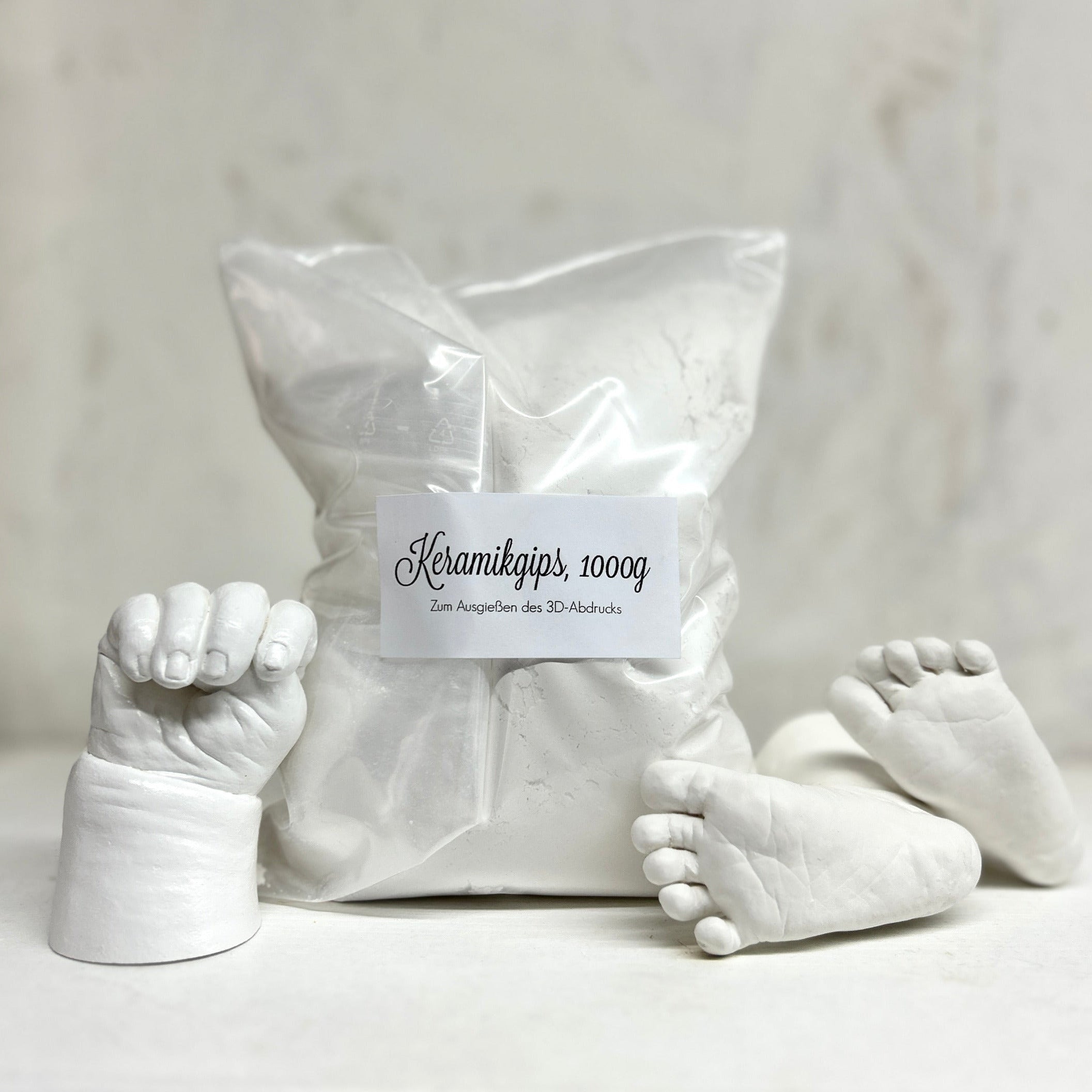 Keramikgips zum Ausgießen von 3D-Abdrücken nach Alginatabformung – 1000 g hochwertiger Gips für detailgetreue 3D Hand-, Fuß-, Paar- und Pfotenabdrücke. Ideal zur Weiterverarbeitung von Babyabdrücken, entwickelt im Atelier Bodyparts.
