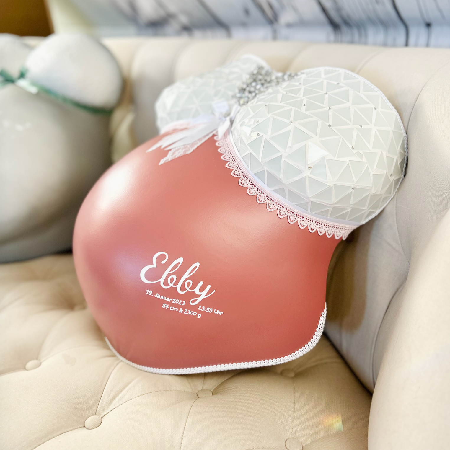 mosaik gipsabdruck babybauch weiss rosa maedchen professionell veredelt repariert atelier bodyparts erfurt