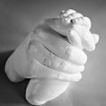 Bild in Galerie-Betrachter laden, Moderne weiße Mutter-Kind-Skulptur als realistischer 3D Handabdruck mit emotionaler Symbolik für Liebe und Geborgenheit - Atelier Body - pArts
