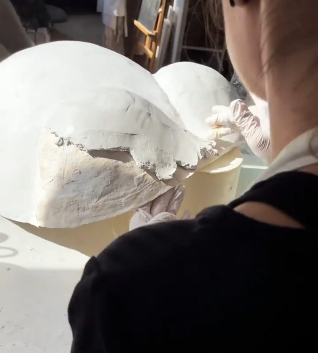 Babybauch Gipsabdruck glätten mit Spezialgips, veredeln, reparieren und anschließend nach Wunsch gestalten. Atelier Bodyparts, Erfurt.