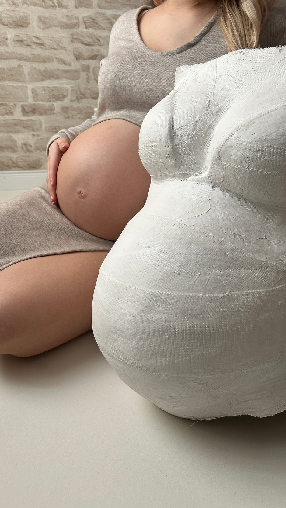 Julia Schulze veredelt einen Babybauch-Gipsabdruck im Atelier Bodyparts

