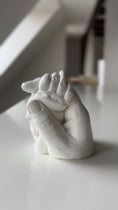Video in Galerie-Betrachter laden und wiedergeben, 3D Mama & Baby Handabdruck - Veredelung & Lackierung
