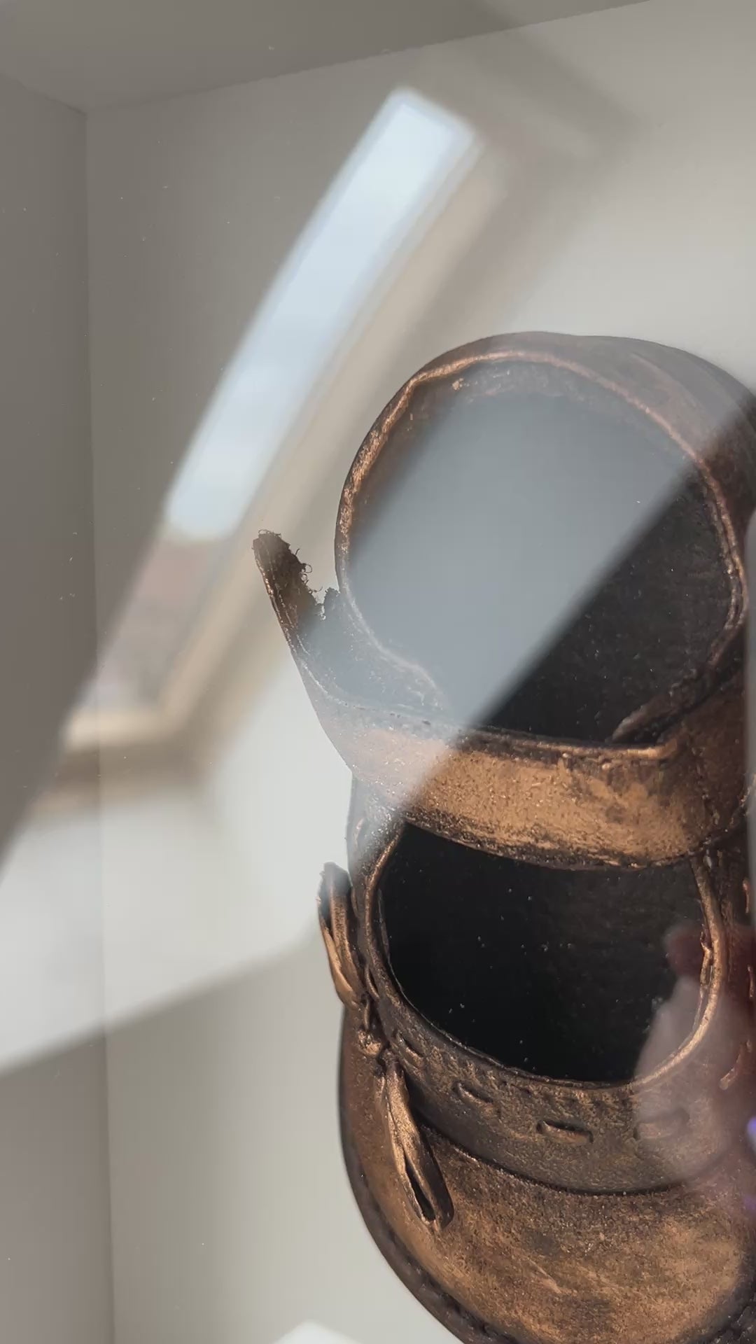 Handgefertigtes Kunsthandwerk: veredelte Babyschuhe in Bronze, gerahmt und personalisiert – exklusives Babyandenken aus dem Atelier Julia Schulze.