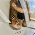 Bild in Galerie-Betrachter laden, Rahmen 25x25 cm mit bronzefarben veredelten Babyschuhen, personalisiert mit Name und Jahreszahl – hochwertiges Unikat in Antik-Optik.

