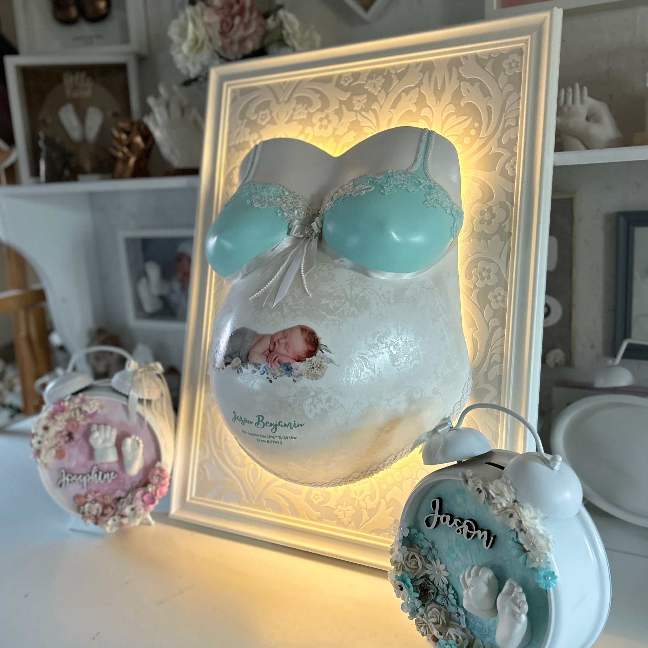 Restaurierter Gipsabdruck vom Babybauch in femininem Design mit türkisfarbenem BH, Ornamentprint, Babyfoto auf dem Bauch und Namensrahmen mit Beleuchtung.- Atelier Body - pArts