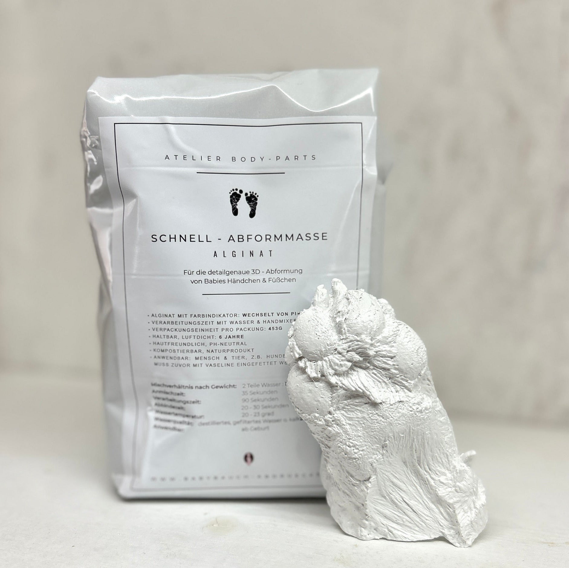 Schnellabformmasse Alginat mit Farbindikator für 3D-Abdrücke – geeignet für Baby Hand- und Fußabdruck ab Geburt, Paar-Abdrücke sowie Pfotenabdrücke von Hunden. Hochwertiges Alginat für detailgetreue 3D-Abformungen, entwickelt im Atelier Bodyparts.
