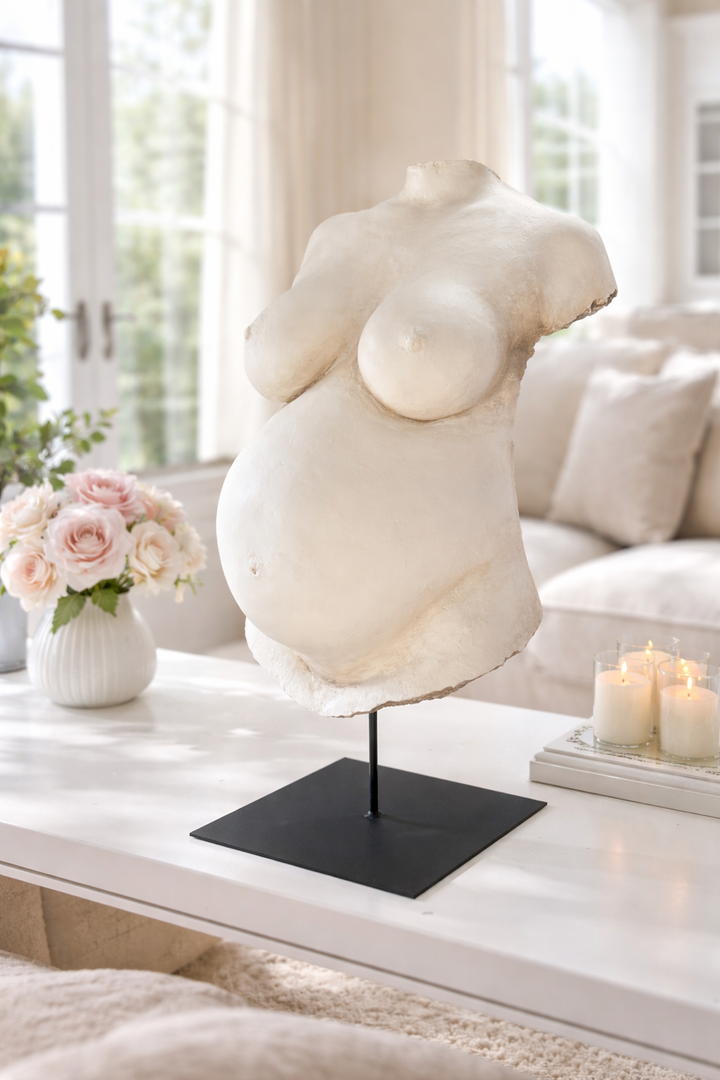 Elegante Schwangerschaftsbueste om Oberkörper einer werdenden Mutter. Abformung mit Gipsbinden und professionelle Bearbeitung, Veredelung und Befestigung auf einem handgefertigten Metallsockel. Erstellt von Künstlerin Julia Schulze, Atelier Bodyparts Erfurt, Thüringen