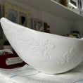 Bild in Galerie-Betrachter laden, Das Bild zeigt eine elegante weiße Belly Bowl aus einem Babybauch Gipsabdruck mit stilvollen Stuckornamenten im Renaissance-Stil entlang der Außenseite. Die handgefertigte Bauchschale wurde schlicht und hochwertig weiß lackiert und verbindet klassische Eleganz mit moderner Erinnerungskunst. Die Belly Bowl dient als dekoratives Wohnaccessoire und persönliches Andenken an Schwangerschaft und Geburt. - Atelier Body - pArts
